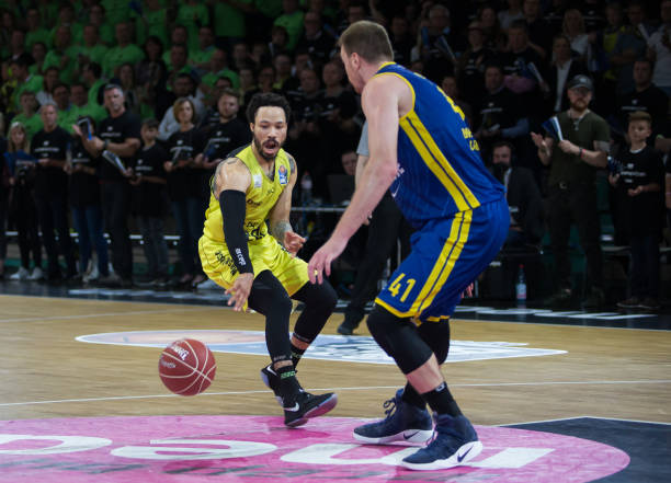 前北京国安球员高天意差点任意球破门 申花魔术师把他状态激活.